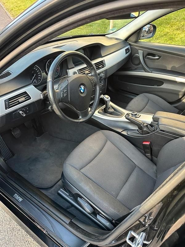 Gebraucht BMW 320 177 PS (130 kW) 2009 Schwarz Limousine