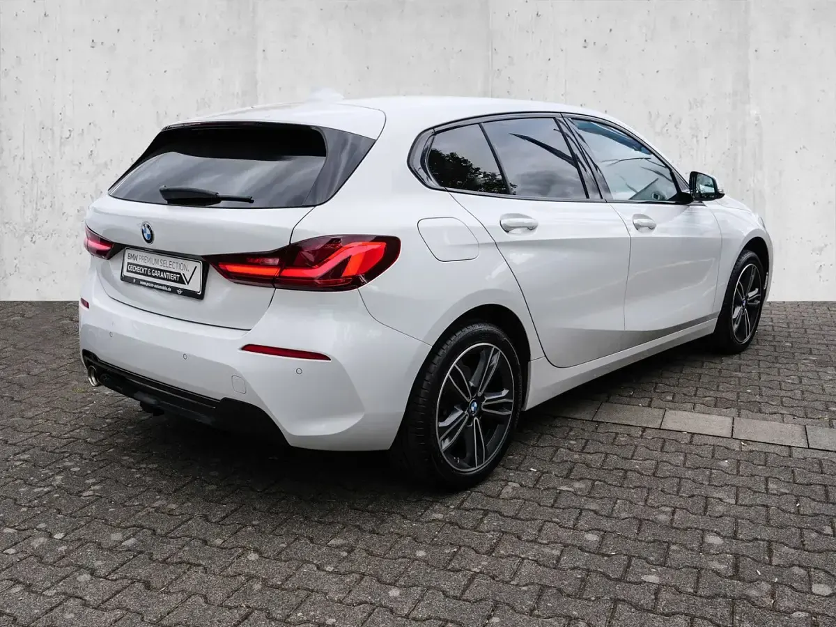 Gebraucht BMW 118 Shadowline 136 PS (100 kW) 2023 Weiß Limousine