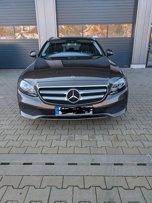 Braun Gebraucht 2017 Mercedes E200 Kombi | 20.200 € (Guter Preis) - Bild 1/4