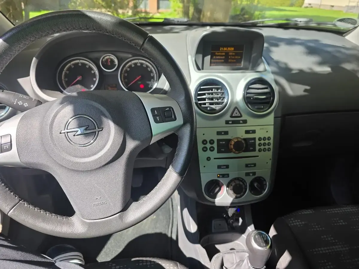 Gebraucht Opel Corsa 68 PS (50 kW) 2012 Silber Kleinwagen
