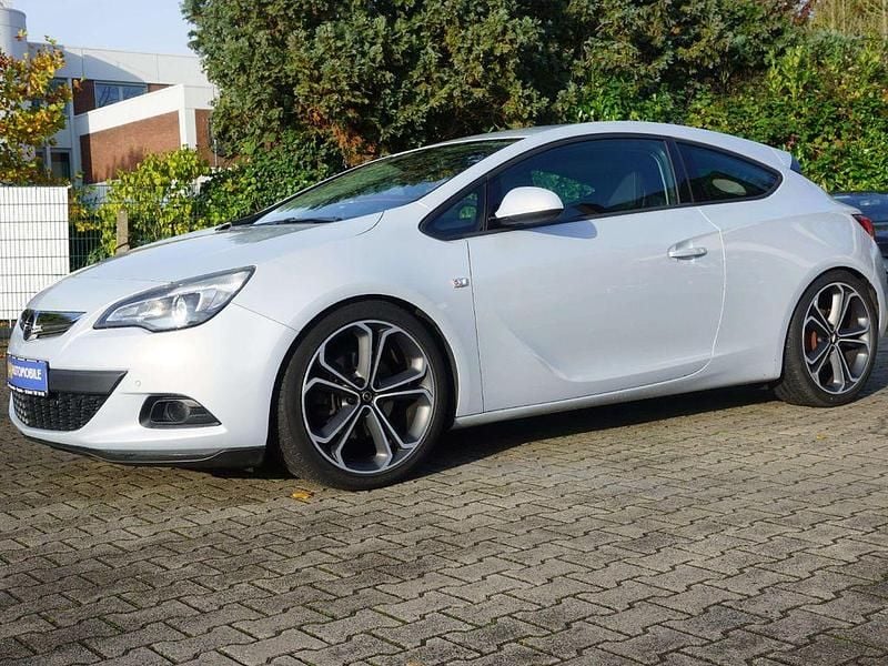 Gebraucht Opel Astra GTC Edition 140 PS (102 kW) 2013 Seashell Coupé
