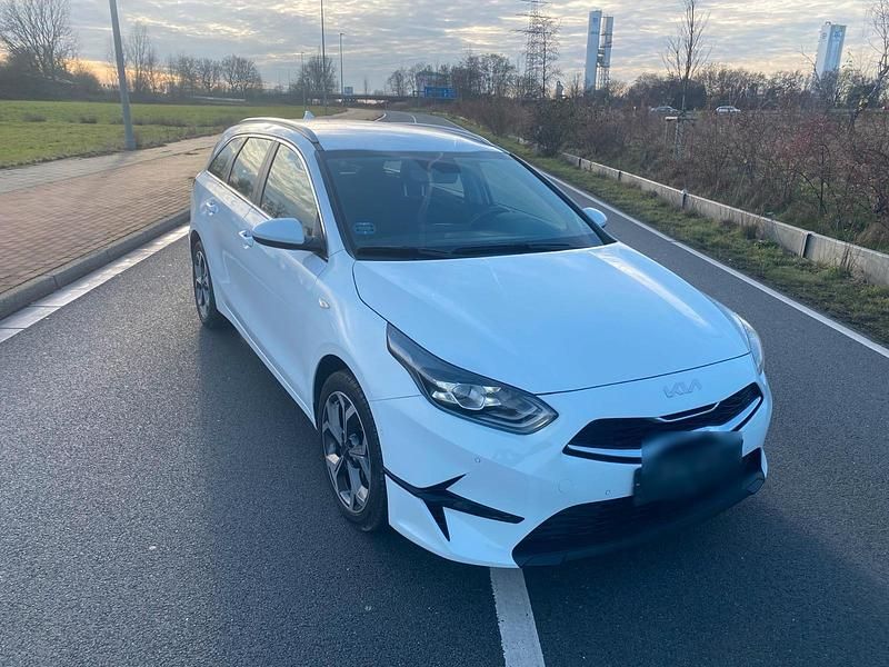 Weiß Gebraucht 2023 Kia Ceed Sportswagon Kombi | 19.999 € (Superpreis) - Bild 1/4