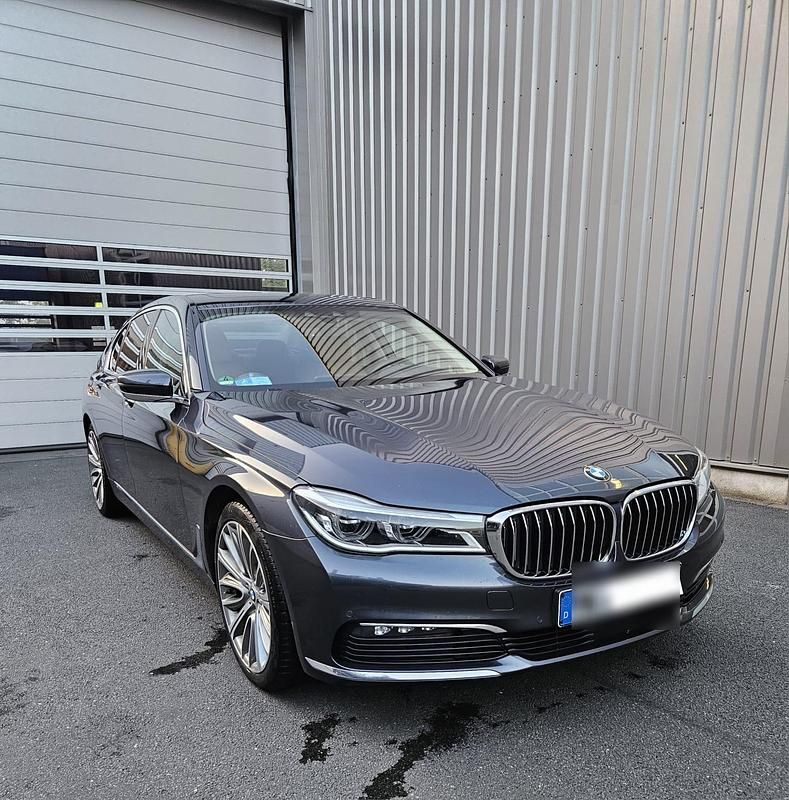 Grau Gebraucht 2017 BMW 730 Luxury Line Limousine | 29.500 € (Guter Preis) - Bild 1/4