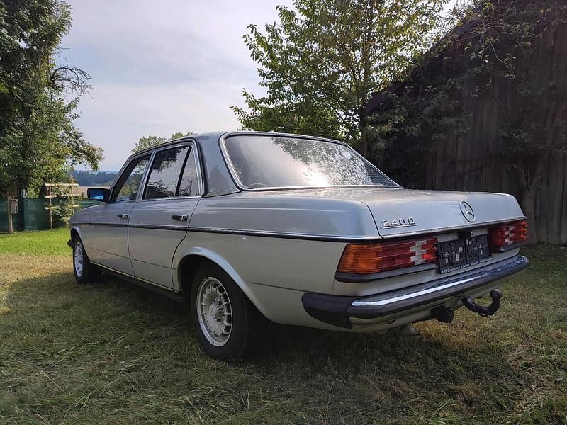 Gebraucht Mercedes 240 72 PS (52 kW) 1982 Silber Limousine