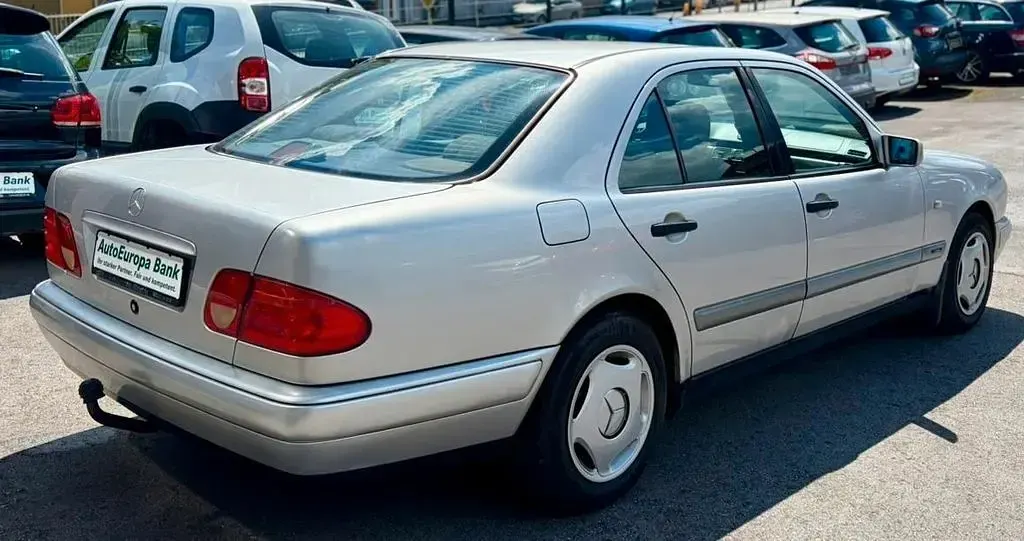 Brugt Mercedes E200 136 HK (100 kW) 1997 Sølv Sedan