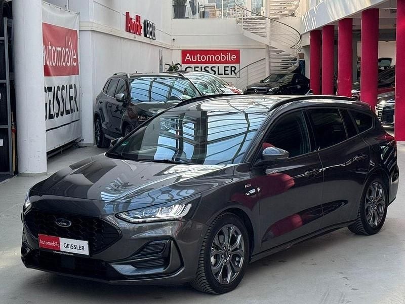Grau Gebraucht 2024 Ford Focus ST-Line X Limousine | 21.990 € (Superpreis) - Bild 1/4