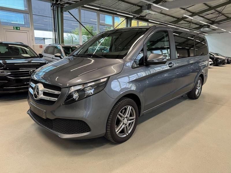 Selenitgrau Gebraucht 2022 Mercedes V220 Van / Kleinbus | 43.990 € (Guter Preis) - Bild 1/4