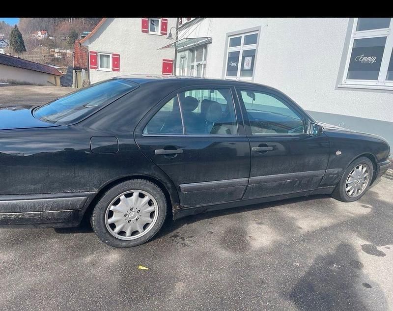 Gebraucht Mercedes E240 Classic 170 PS (125 kW) 1998 Schwarz Limousine