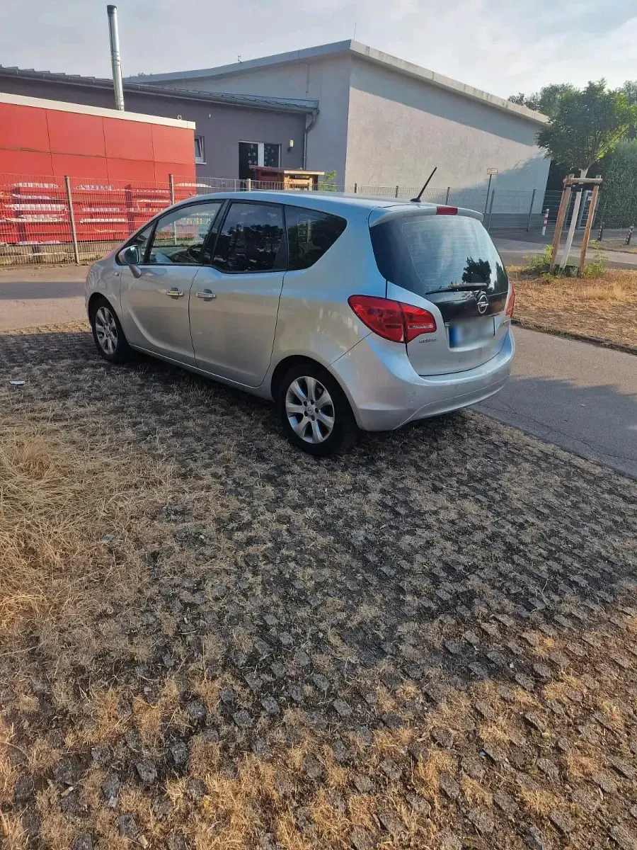 Gebraucht Opel Meriva 101 PS (74 kW) 2012 Silber Van / Kleinbus