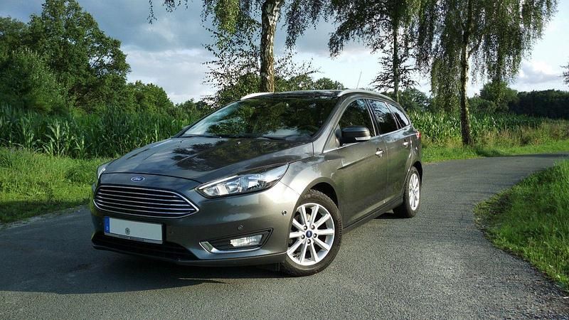 Braun Gebraucht 2016 Ford Focus Titanium Kombi | 7.500 € (Guter Preis) - Bild 1/4