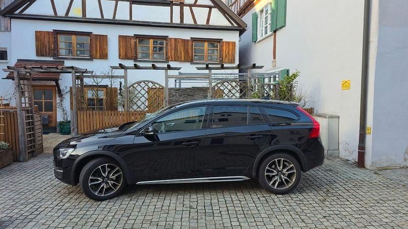 Gebraucht Volvo V60 CC Summum 190 PS (139 kW) 2016 Schwarz Kombi