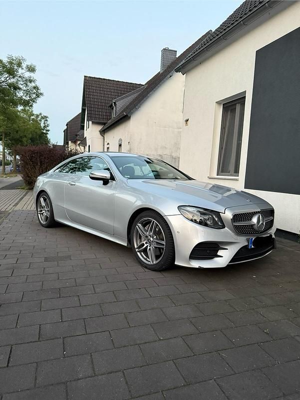 Silber Gebraucht 2017 Mercedes E220 Coupé | 33.000 € (Fairer Preis) - Bild 1/4