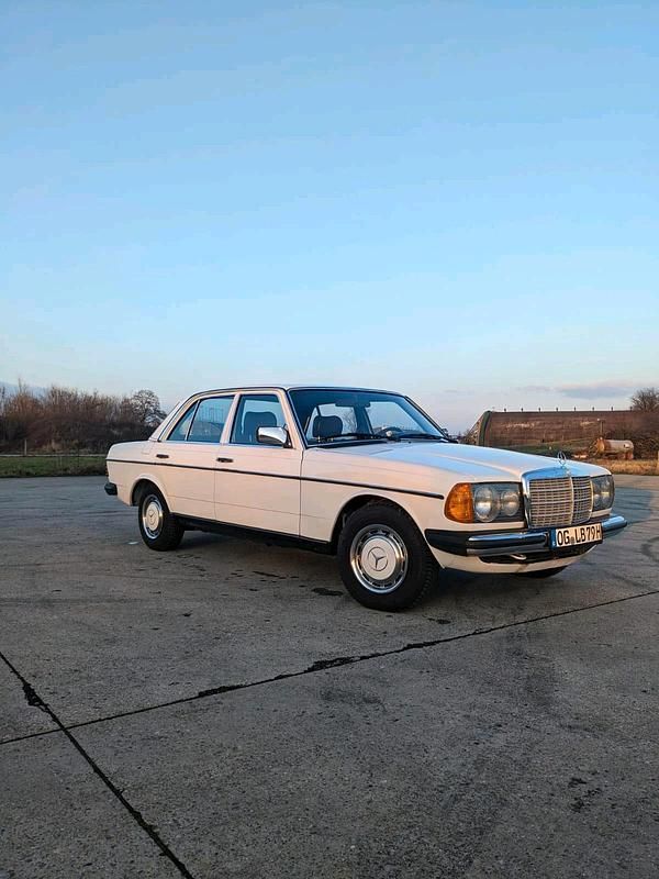 Weiß Gebraucht 1979 Mercedes 250 Limousine | 7.850 € - Bild 1/4