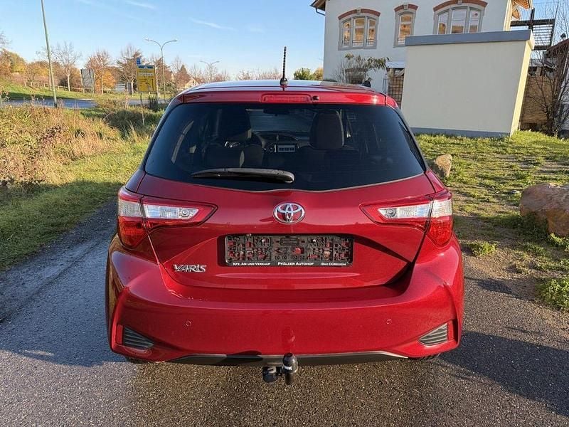 Gebraucht Toyota Yaris Team 111 PS (81 kW) 2020 Rot Limousine