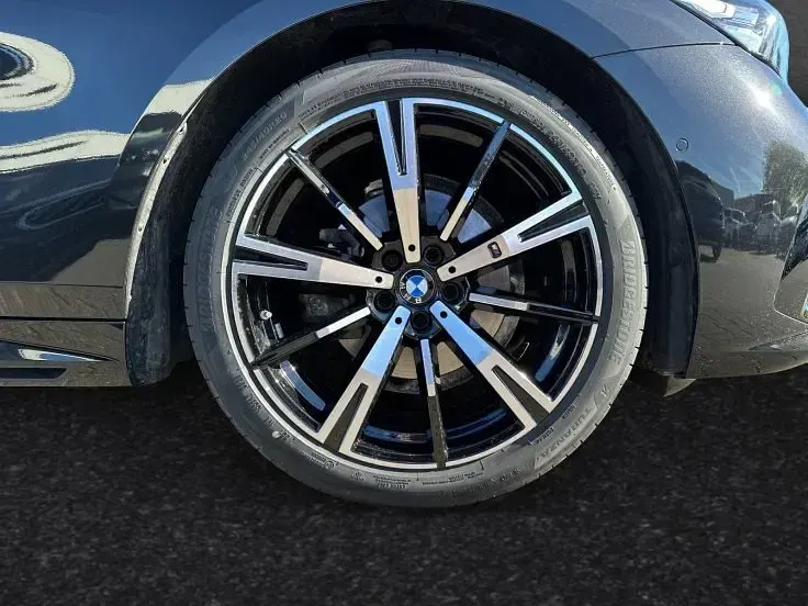 Gebraucht BMW 520 M Sport 208 PS (152 kW) 2025 Black sapphire metallic Kombi