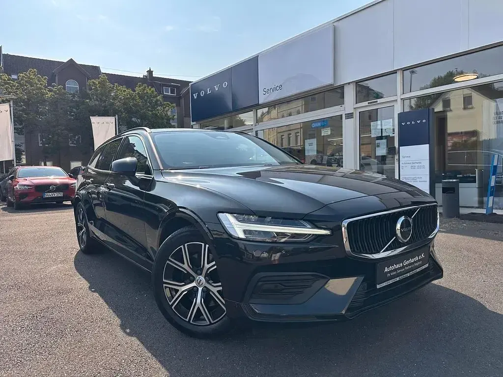 Gebraucht Volvo V60 Core 197 PS (144 kW) 2023 Schwarz Kombi