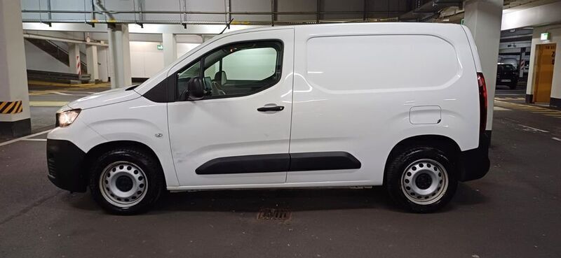 Weiß Gebraucht 2021 Peugeot Partner Premium Van / Kleinbus | 12.990 € (Guter Preis) - Bild 1/4
