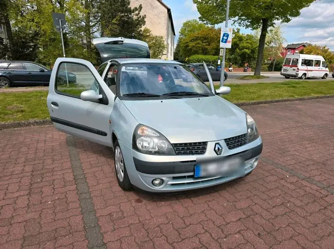 Gebraucht Renault Clio II 98 PS (72 kW) 2001 Silber Kleinwagen