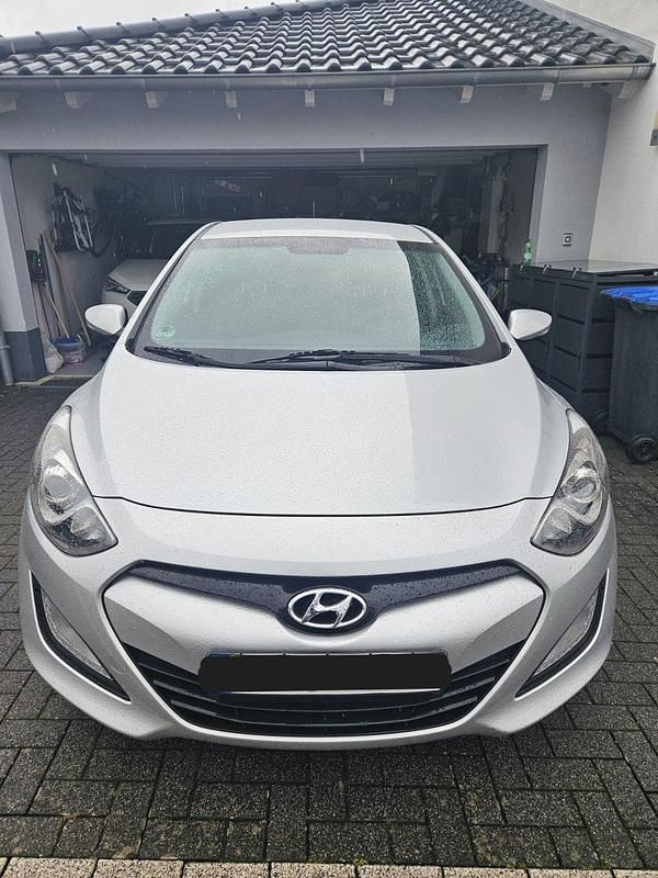 Silber Gebraucht 2014 Hyundai i30 Edition Limousine | 7.699 € (Guter Preis) - Bild 1/4