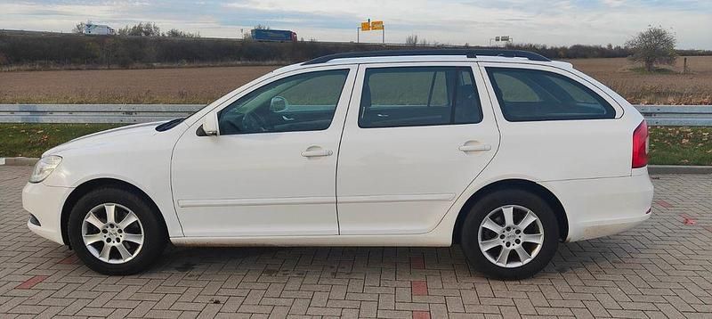 Gebraucht Skoda Octavia Ambition 105 PS (77 kW) 2012 Weiß Kombi