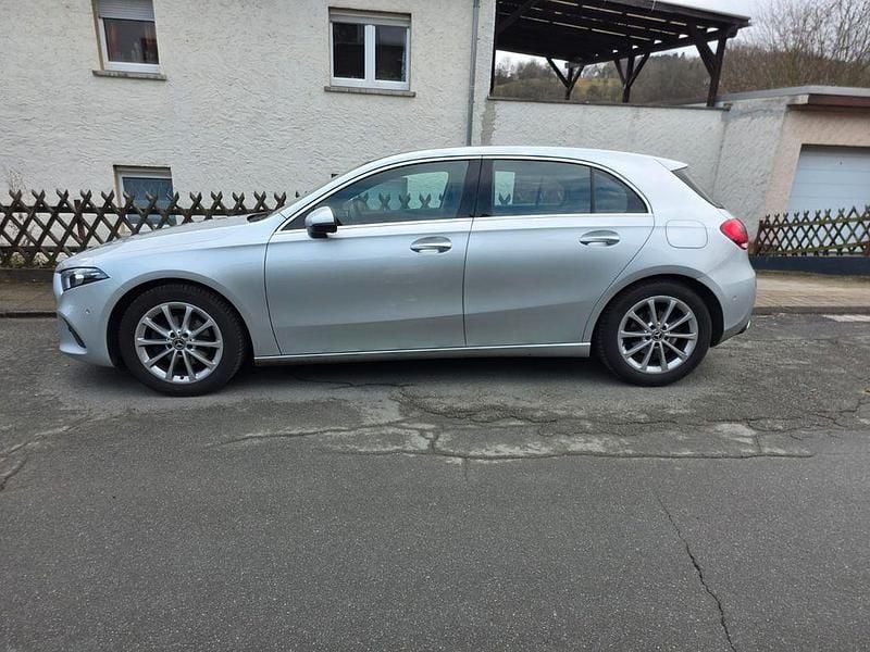 Silber Gebraucht 2019 Mercedes A180 Limousine | 16.500 € (Etwas zu teuer) - Bild 1/4