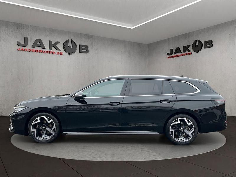 Gebraucht VW Passat R-line 150 PS (110 kW) 2025 Schwarz Kombi