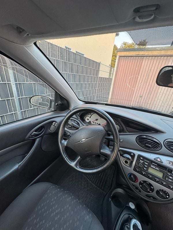 Silber Gebraucht 1999 Ford Focus Kleinwagen | 450 € (Guter Preis) - Bild 1/4