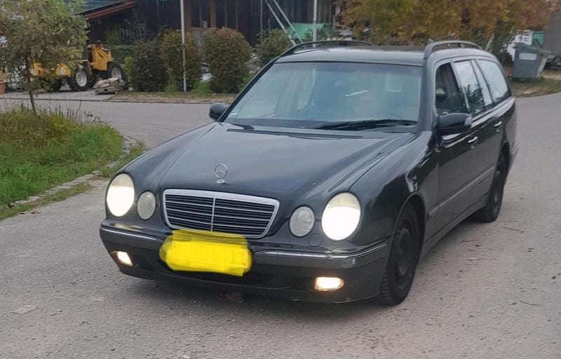 Schwarz Gebraucht 2000 Mercedes E220 Kombi | 1.050 € (Fairer Preis) - Bild 1/4