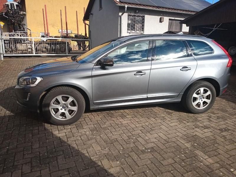 Grau Gebraucht 2016 Volvo XC60 Momentum SUV | 21.200 € (Fairer Preis) - Bild 1/4