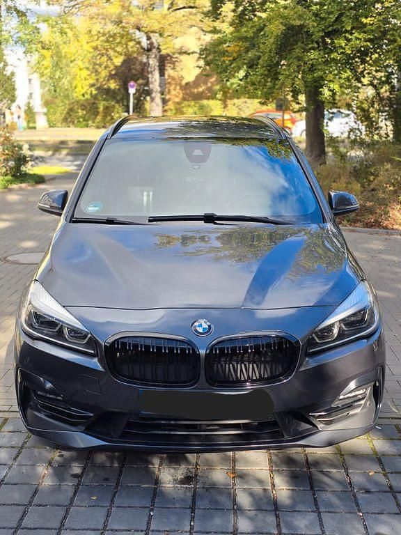 Grau Gebraucht 2018 BMW 220 Gran Tourer Sport Line Van / Kleinbus | 22.100 € (Teuer) - Bild 1/4