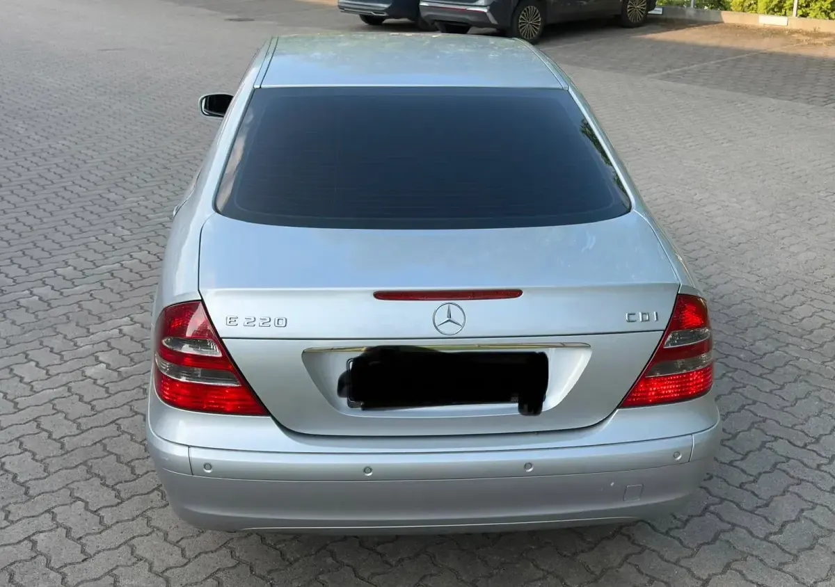 Gebraucht Mercedes E220 150 PS (110 kW) 2002 Silber Limousine