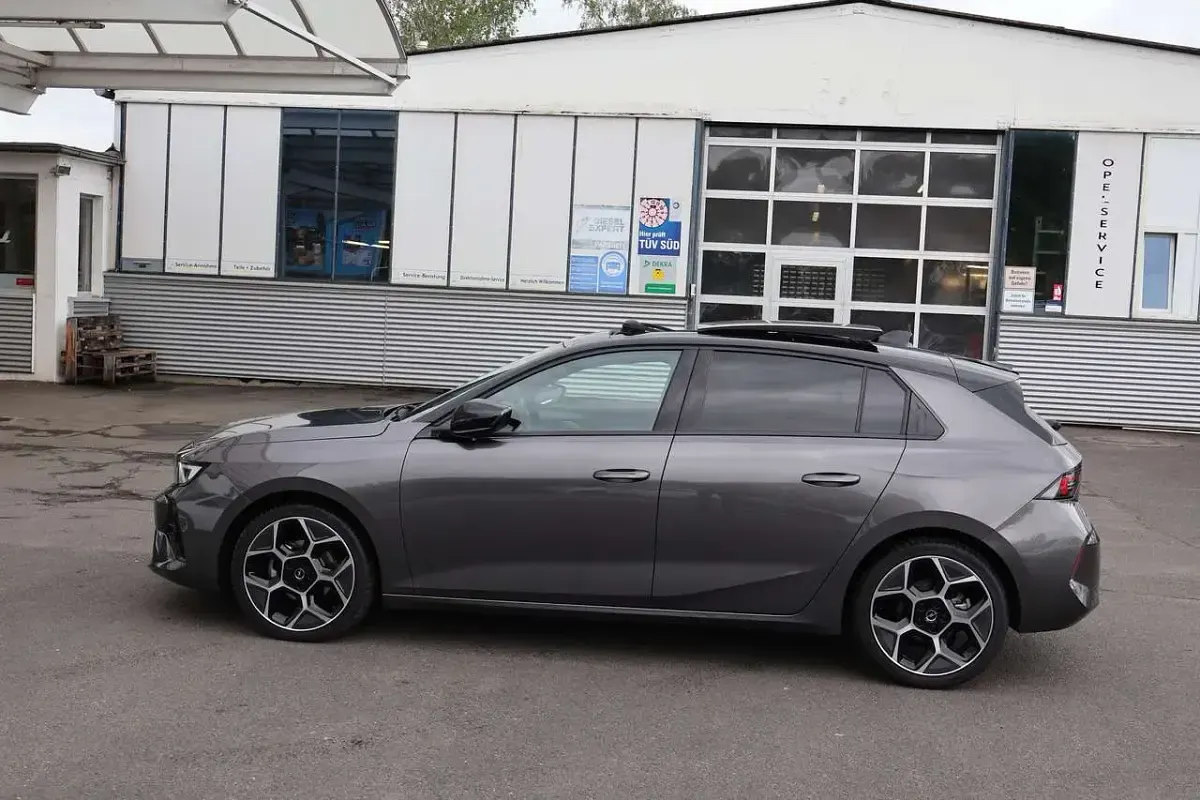 Używany Opel Astra Ultimate 131 KM (96 kW) 2024 Szary Hatchback