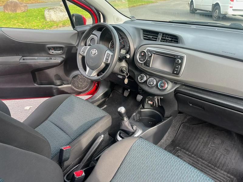 Gebraucht Toyota Yaris 69 PS (50 kW) 2012 Rot Kleinwagen