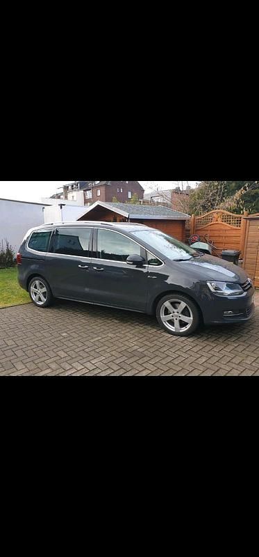 Grau Gebraucht 2015 VW Sharan Highline Van / Kleinbus | 14.499 € (Fairer Preis) - Bild 1/4