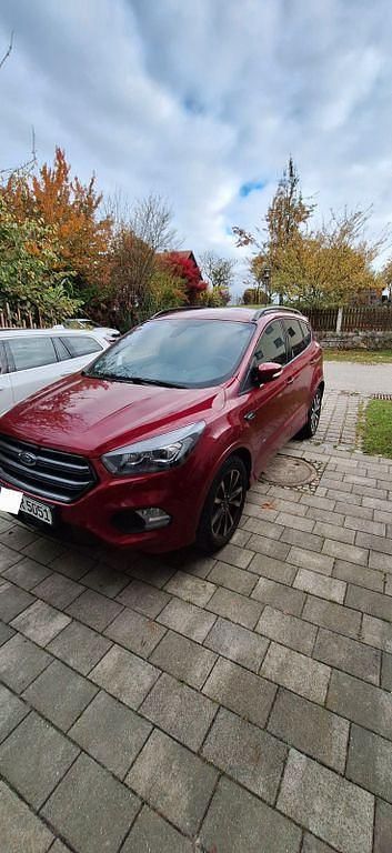 Rot Gebraucht 2018 Ford Kuga ST-Line SUV | 21.500 € (Fairer Preis) - Bild 1/4