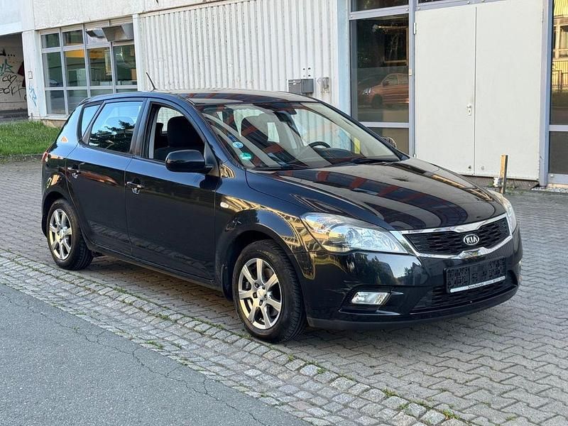 Grau Gebraucht 2010 Kia Ceed Attract Limousine | 3.299 € (Superpreis) - Bild 1/4