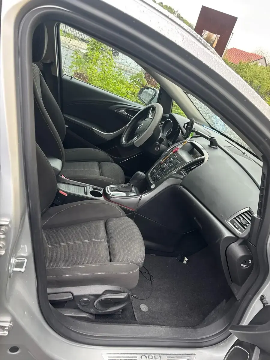 Gebraucht Opel Astra 140 PS (102 kW) 2011 Grau Limousine