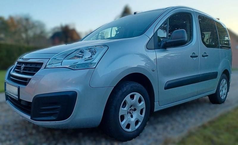 Gebraucht Peugeot Partner Tepee Active 98 PS (72 kW) 2017 Silber Van / Kleinbus