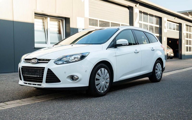 Weiß Gebraucht 2014 Ford Focus Titanium Kombi | 4.790 € (Fairer Preis) - Bild 1/4