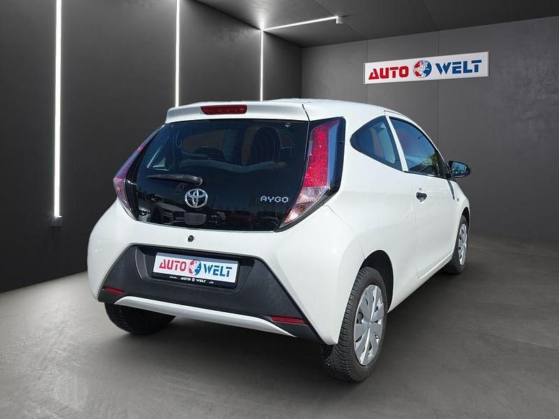 Gebraucht Toyota Aygo 69 PS (50 kW) 2015 Weiß Kleinwagen