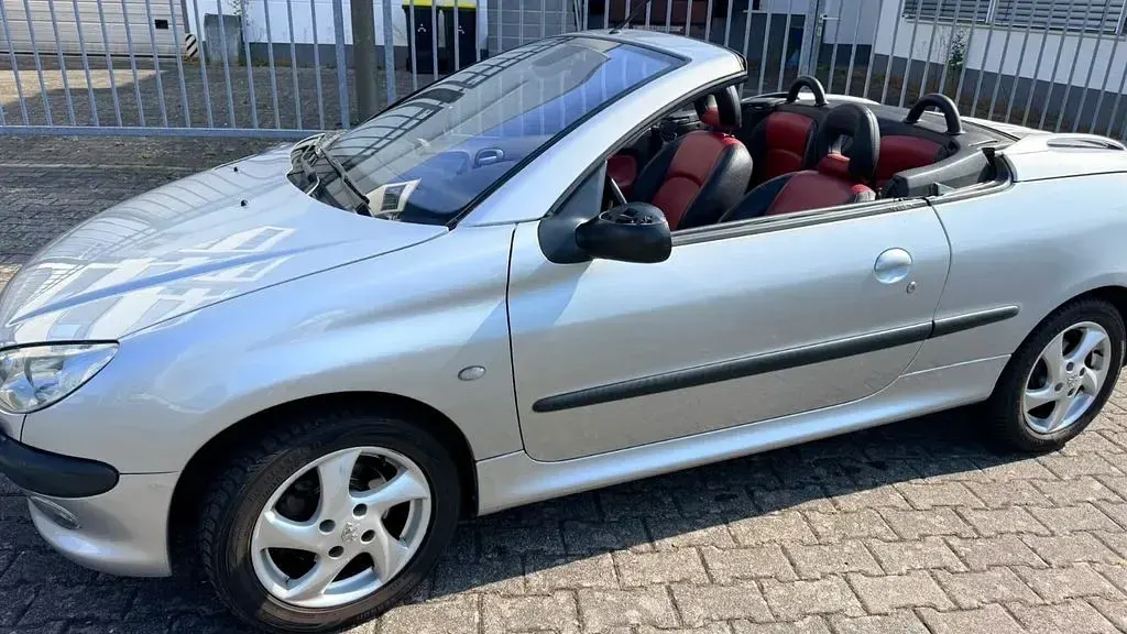 Gebraucht Peugeot 206 CC Platinum 109 PS (80 kW) 2002 Silber Cabrio