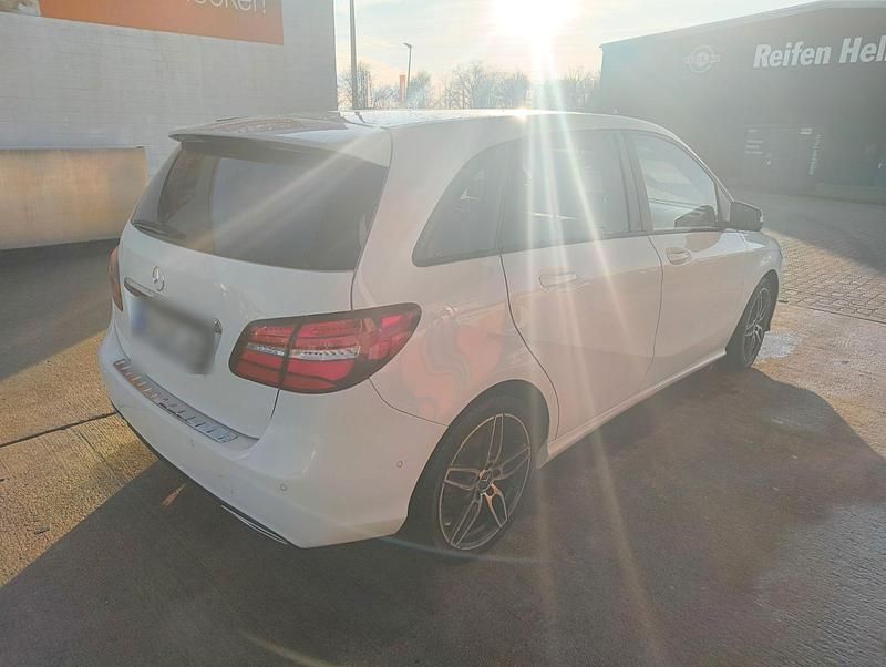 Gebraucht Mercedes B200 Urban 156 PS (114 kW) 2016 Weiß Van / Kleinbus
