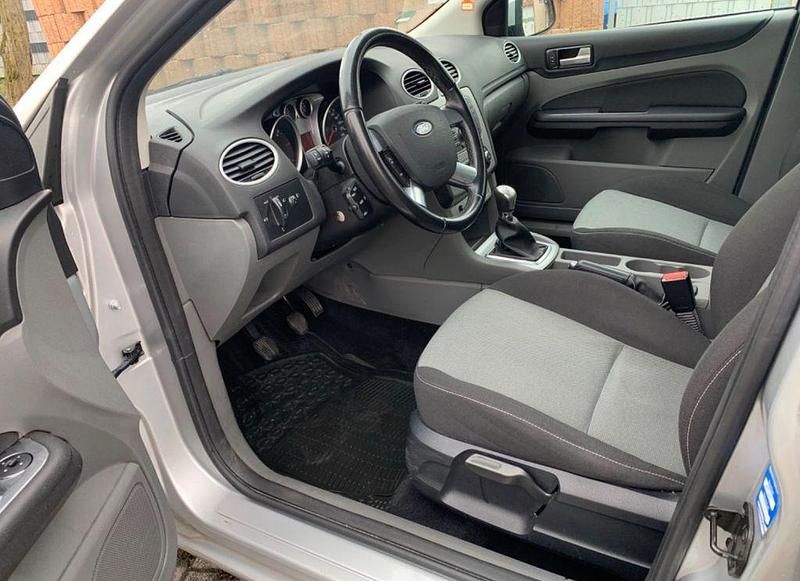 Silber Gebraucht 2011 Ford Focus Limousine | 5.890 € (Etwas zu teuer) - Bild 1/4