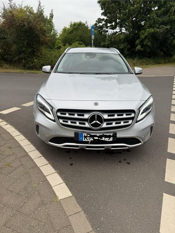 Silber Gebraucht 2018 Mercedes CLA200 Limousine | 18.900 € (Fairer Preis) - Bild 1/4