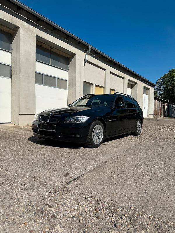 Schwarz Gebraucht 2006 BMW 320 Kombi | 3.750 € - Bild 1/4