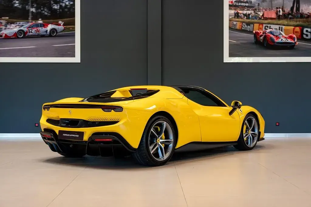 Gebraucht Ferrari 296 662 PS (486 kW) 2023 Gelb Cabrio
