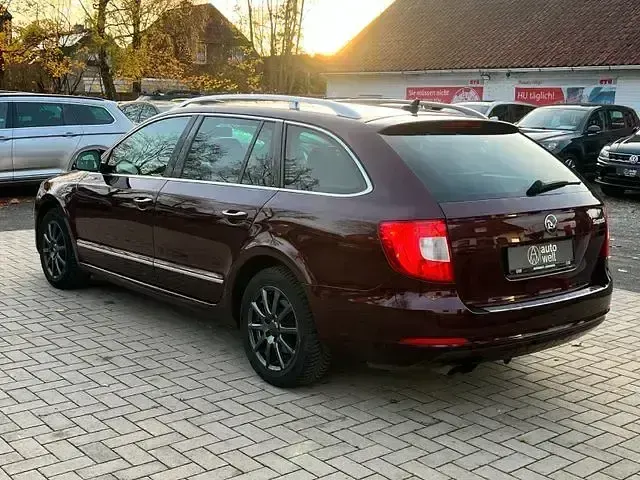 Używany Skoda Superb 140 KM (102 kW) 2012 Czerwony Kombi
