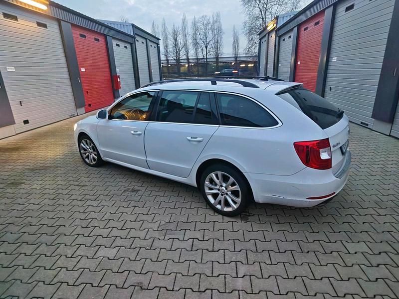 Gebraucht Skoda Superb Best of 140 PS (102 kW) 2015 Weiß Limousine