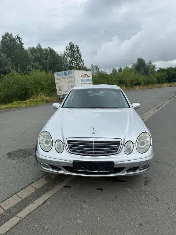 Gebraucht Mercedes E220 150 PS (110 kW) 2005 Silber Limousine