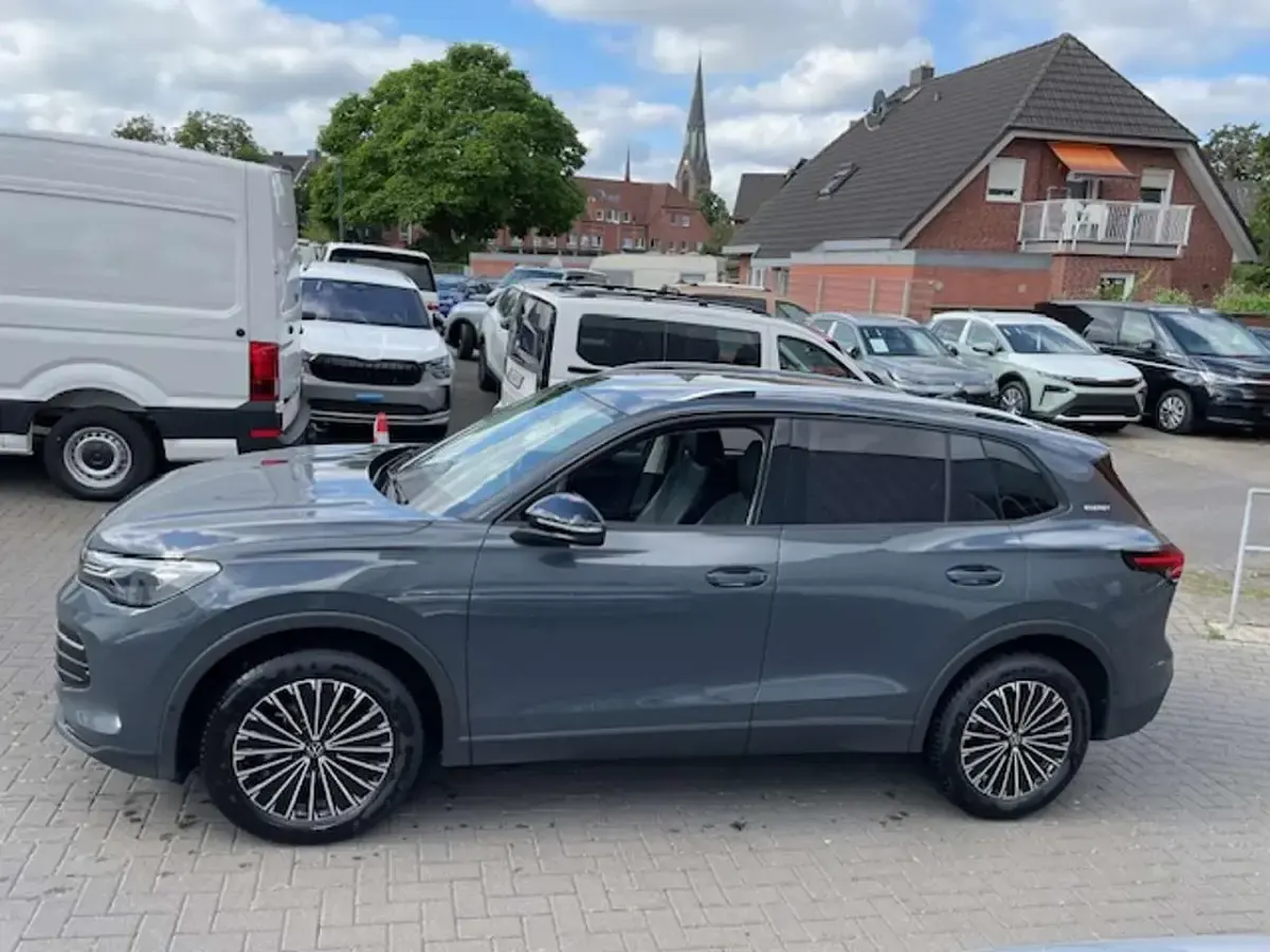 Gebraucht VW Tiguan R 131 PS (96 kW) 2025 Grau SUV
